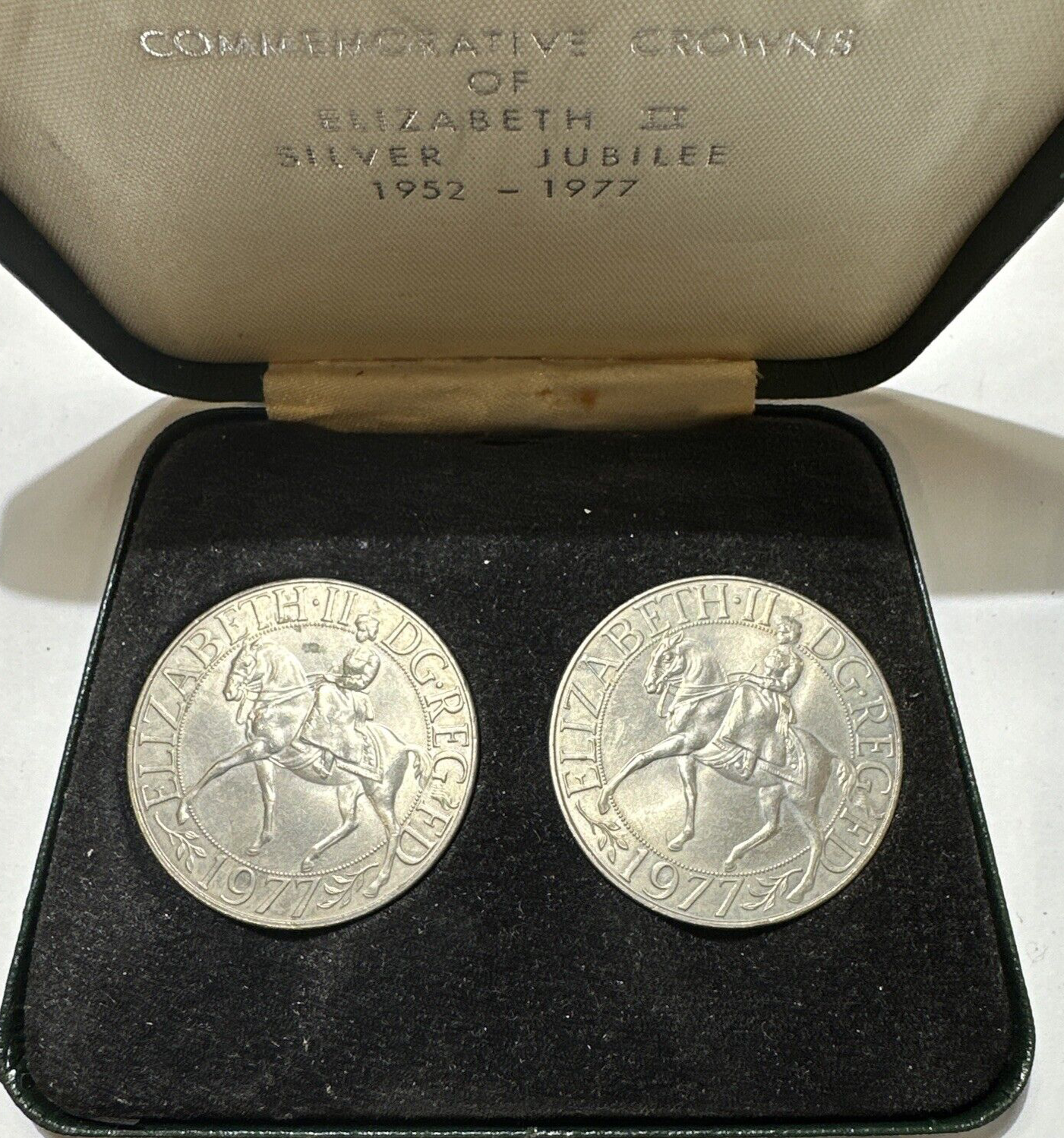 2 Commemorative Crowns of Elizabeth II Silver Jubilee 1952 - 1977 Coins Orig Box